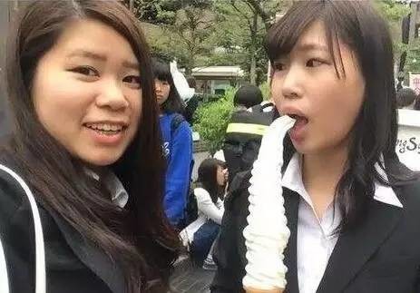 日本妹子喂闺密吃了一口冰淇淋，结果下一秒悲剧了…
