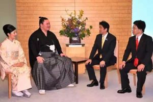 为什么日本相扑选手那么胖，但是老婆都这么美？