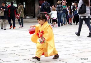 日本小女孩在过马路，被人偷拍……短短几秒，却体现出人性